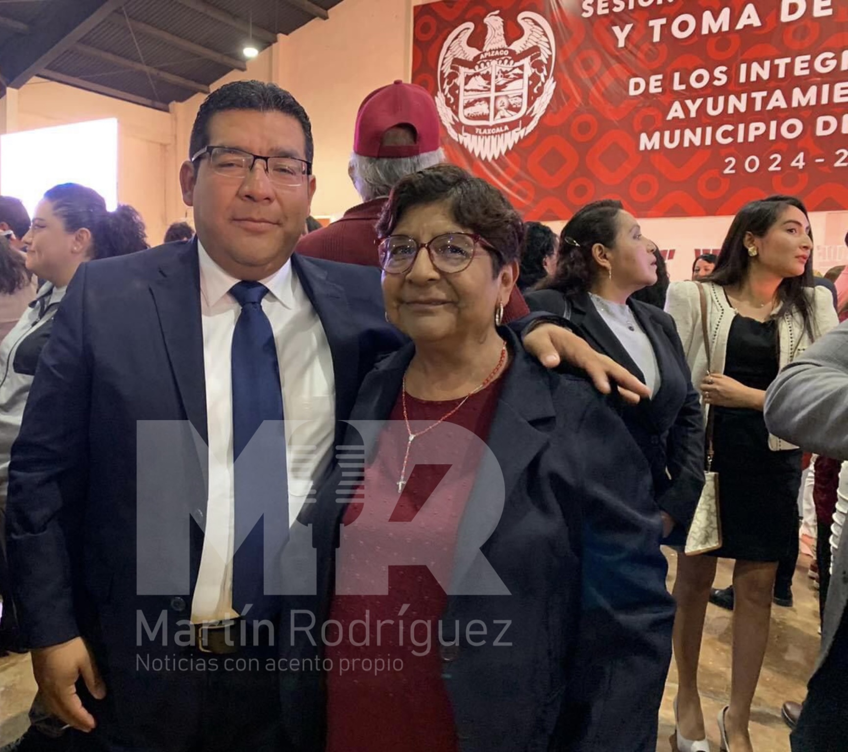 Arnulfo Alba junto a su progenitora, quien a su vez es destacada integrante del magisterio.