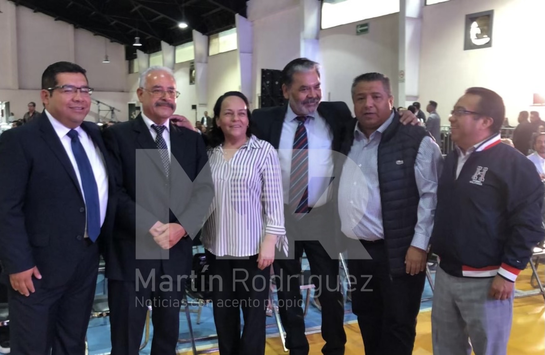En la gráfica: el regidor Arnulfo Alba con otros funcionarios y amigos como el periodista Juan Luis Cruz (segundo de derecha a izquierda)