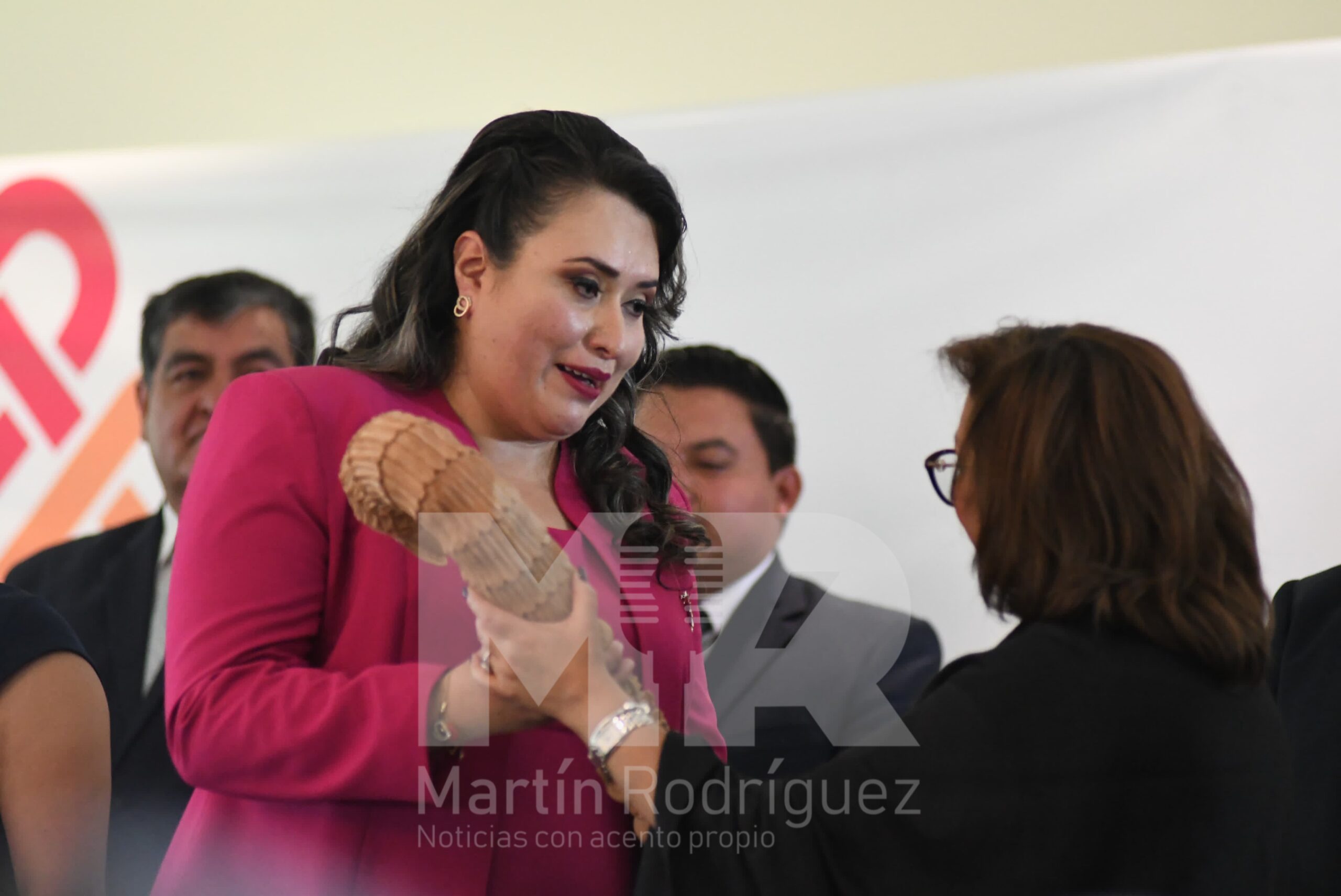 Blanca Angulo entregó un bastón de mando a la gobernadora Lorena Cuéllar Cisneros como símbolo de respeto y afecto. Nierika Images/Juan Pablo Sánchez