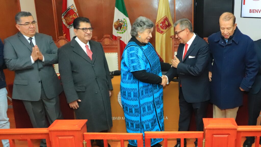  Rector de la UATx da la bienvenida a Beatriz Paredes como catedrática universitaria