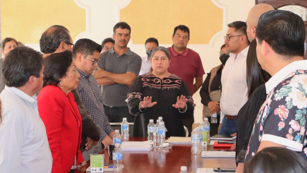 Blanca Águila Lima da seguimiento con Miguel Acatzi, a proyecto de construcción de hospital IMSS en Zacatelco