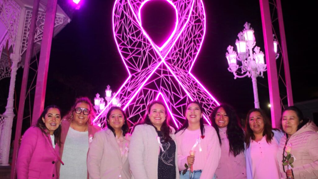 Chiautempan brilla con luz rosa