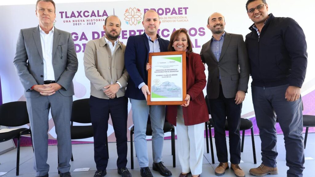 Entrega gobernadora Lorena Cuéllar certificados ambientales