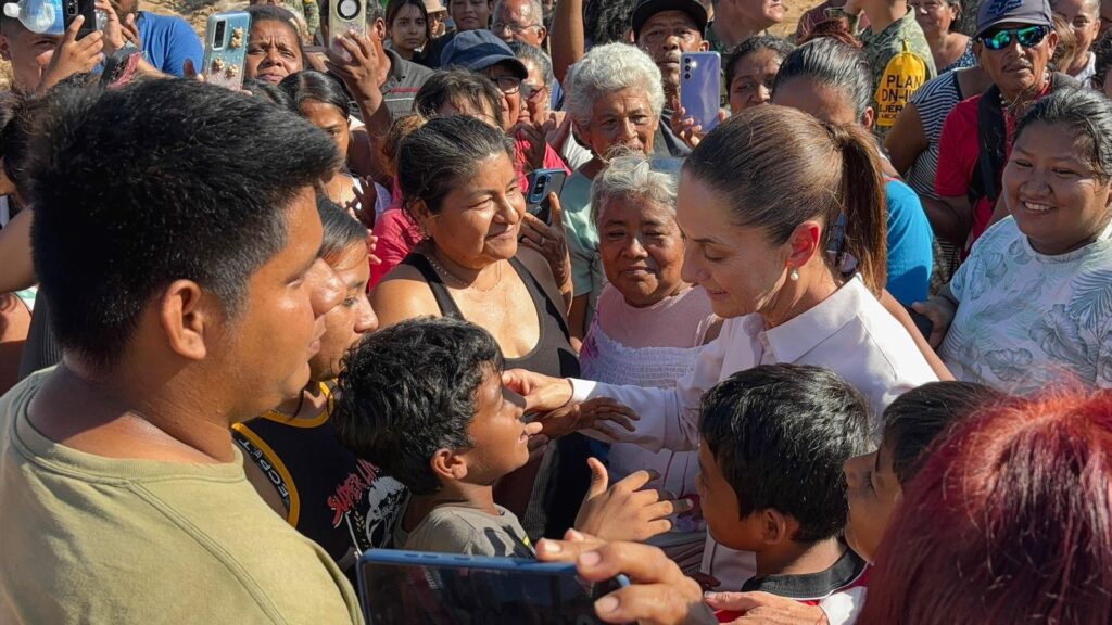 Claudia Sheinbaum visita zona de desastre en Acapulco; asegura que nadie se quedará sin ayuda