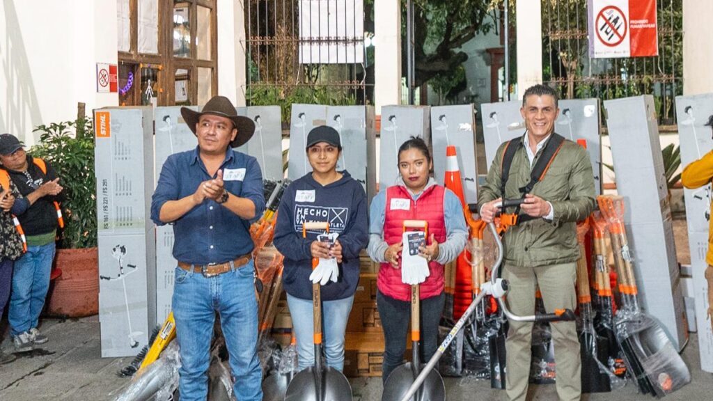 Entrega presidente municipal de Tlaxcala, Alfonso Sánchez, herramientas y equipo a trabajadores de Servicios Públicos