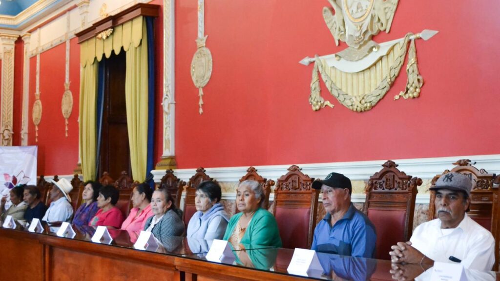 REALIZAN ENTREGA DE ACLARACIONES GRATUITAS DE ACTAS DE NACIMIENTO A ADULTOS MAYORES