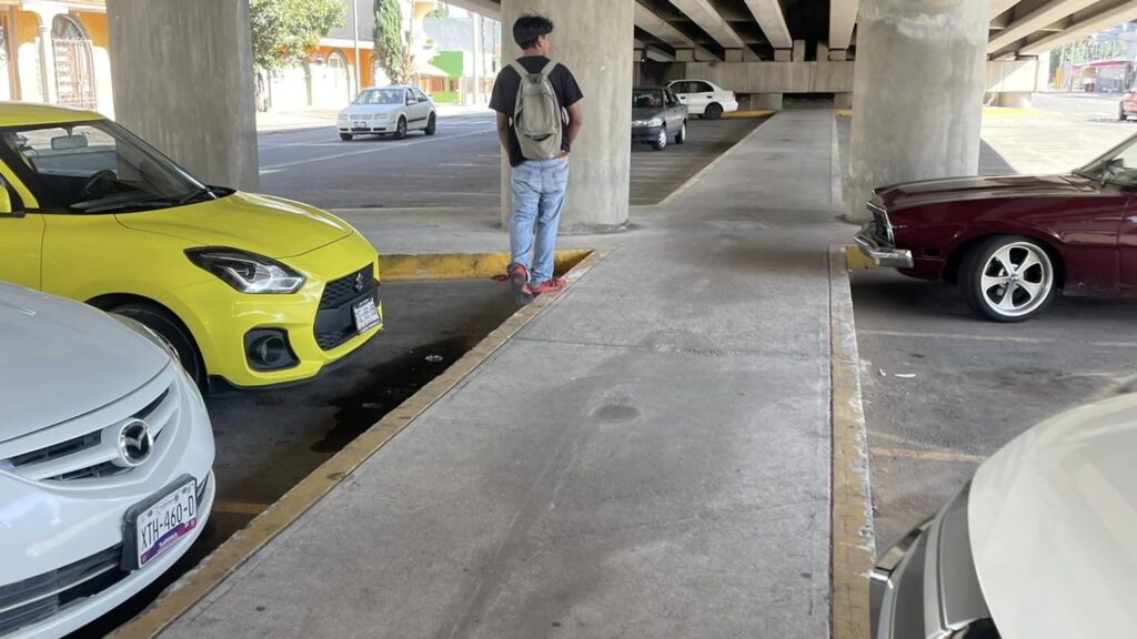 Alerta en Apetatitlán, ratero merodea vehículos bajo puentes