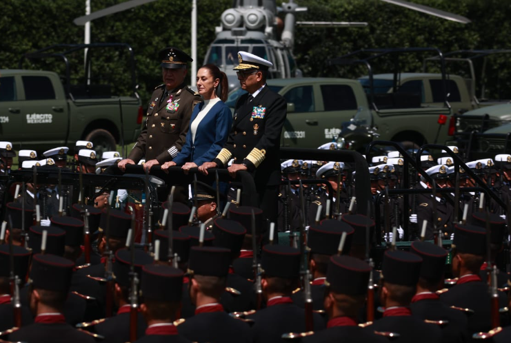 Fuerzas Armadas hacen primera salutación a la presidenta Claudia Sheinbaum