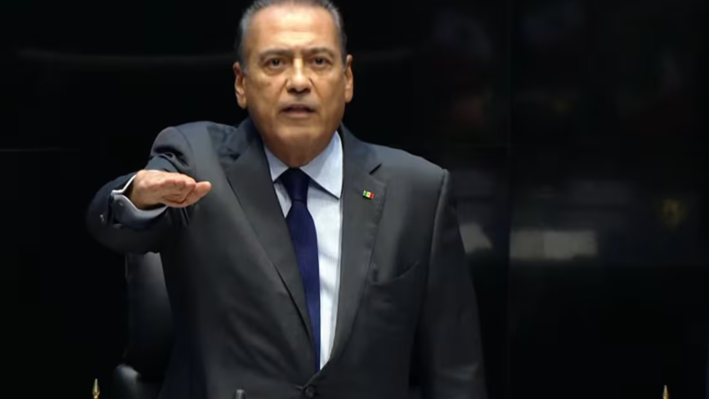 Descarta Manlio Fabio Beltrones renunciar al PRI; reelección de “Alito” Moreno daña al partido, insiste