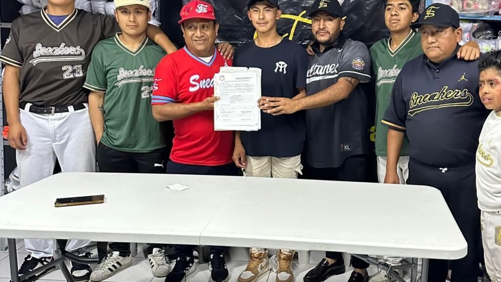 El beisbolista tlaxcalteca Kevin Daniel  firma con los Sultanes de Monterrey
