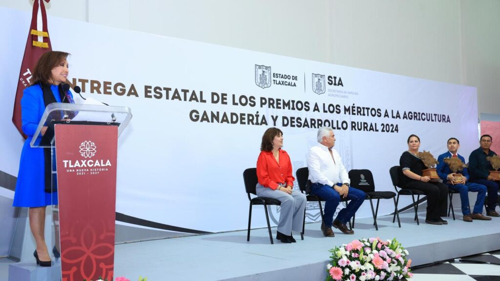 RECONOCE GOBERNADORA A AGRICULTORES, GANADEROS Y PRODUCTORES CON ENTREGA DE PREMIO