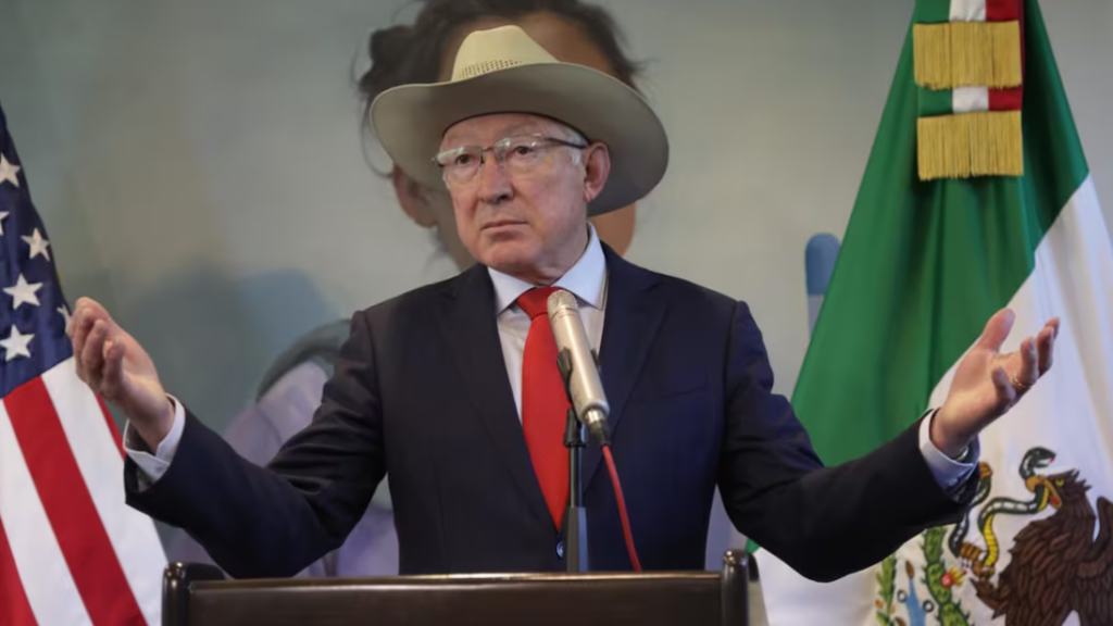 Ken Salazar responde a Sheinbaum por críticas de estrategia de seguridad; “Yo no cambio de posición”, asegura