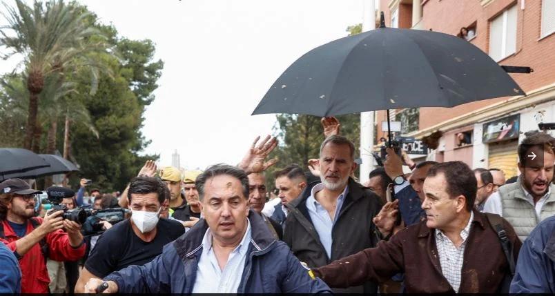 Sobrevivientes de inundaciones en España lanzan lodo e insultan al rey Felipe VI