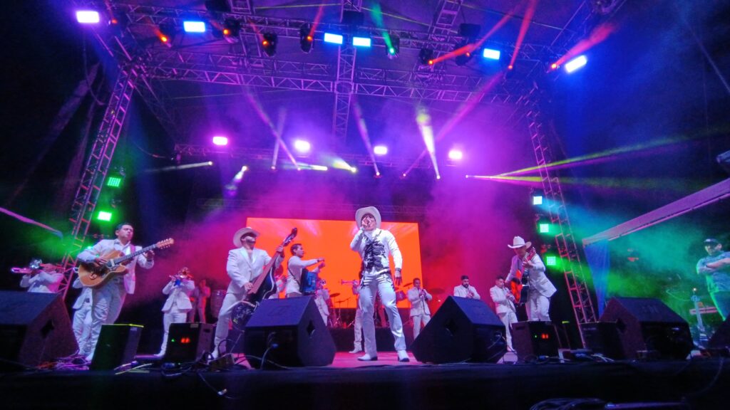 Más de 11 mil almas cantan con La Trakalosa de Monterrey en “La Feria de Ferias”.