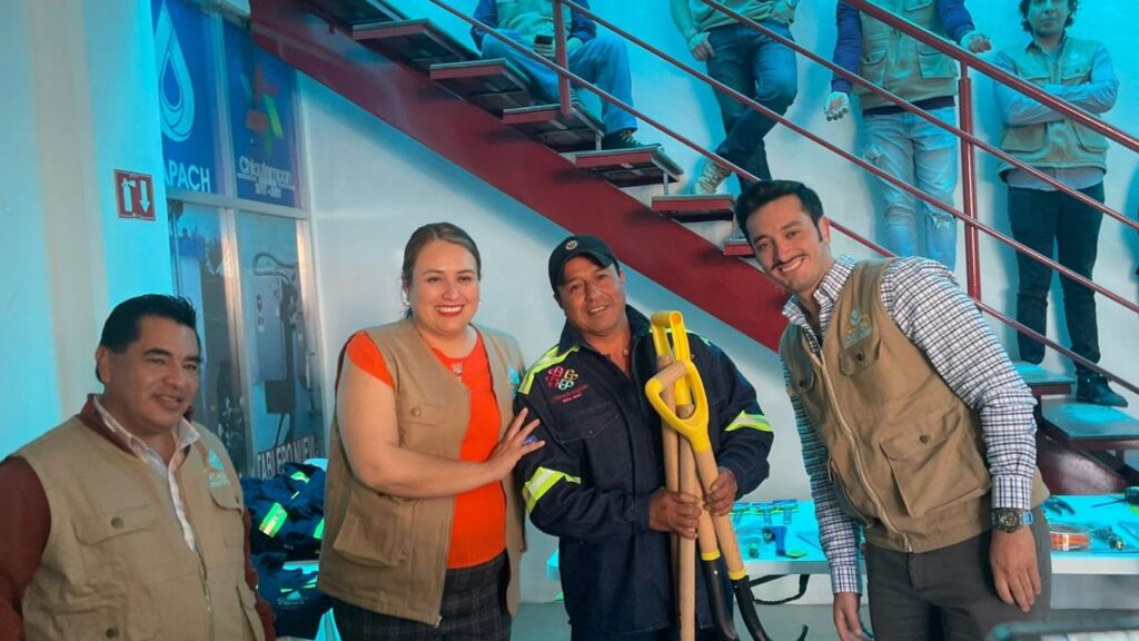 Entrega Blanca Angulo donación de uniformes y herramientas al personal de CAPACH