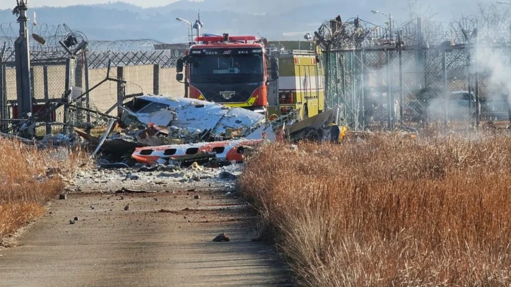 Solo dos de las 181 personas a bordo del avión estrellado en Corea del Sur sobrevivieron