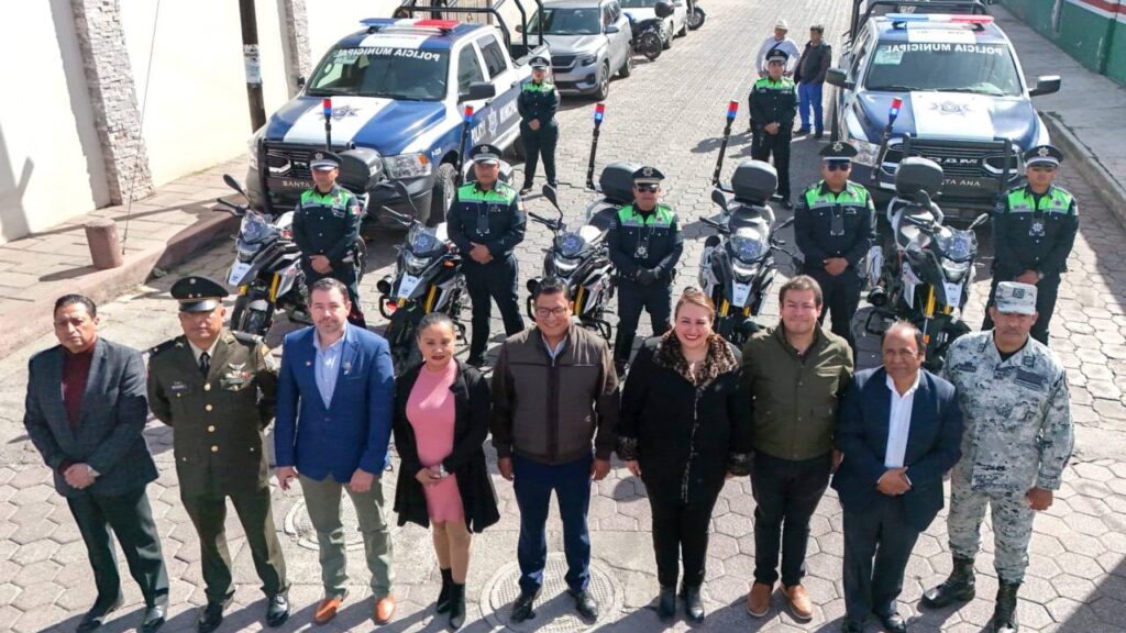 Entrega Blanca Angulo vehículos a dirección de seguridad pública
