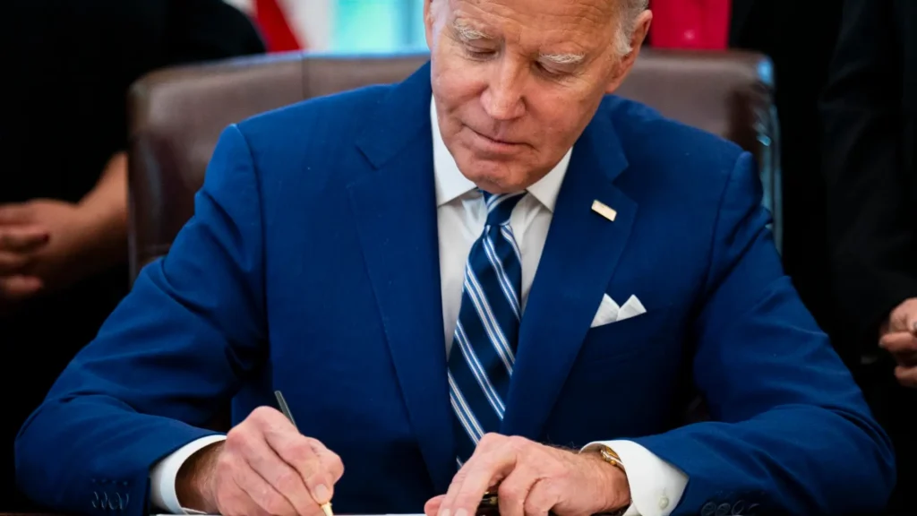 Joe Biden firma ley que evita cierre de gobierno por presupuesto
