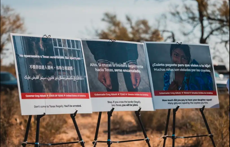 Texas lanza carteles intimidatorios en México para disuadir a migrantes