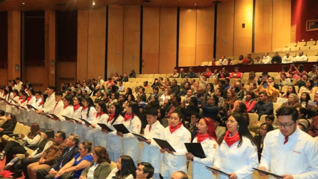 Realizan juramento hipocrático graduados de Médico Cirujano, generación 2021-2025