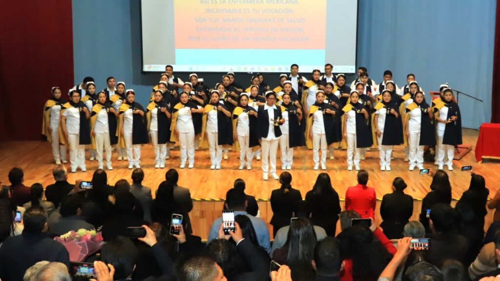 Con la ceremonia del pase de luz, formalizan la conclusión de su licenciatura estudiantes de Enfermería y Obstetricia