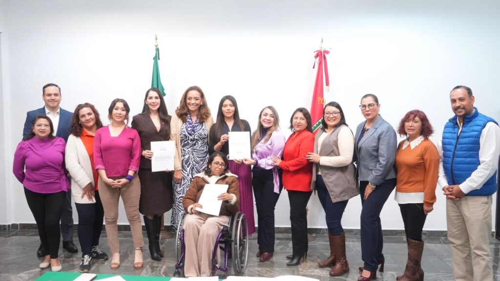 Recibe diputada Lorena Ruiz García iniciativa popular para reconocer el derecho de las mujeres a una vida libre de violencia