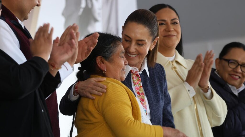 EN HUAUCHINANGO, PUEBLA, PRESIDENTA CLAUDIA SHEINBAUM ENTREGA NUEVAS TARJETAS PARA LA PENSIÓN MUJERES BIENESTAR