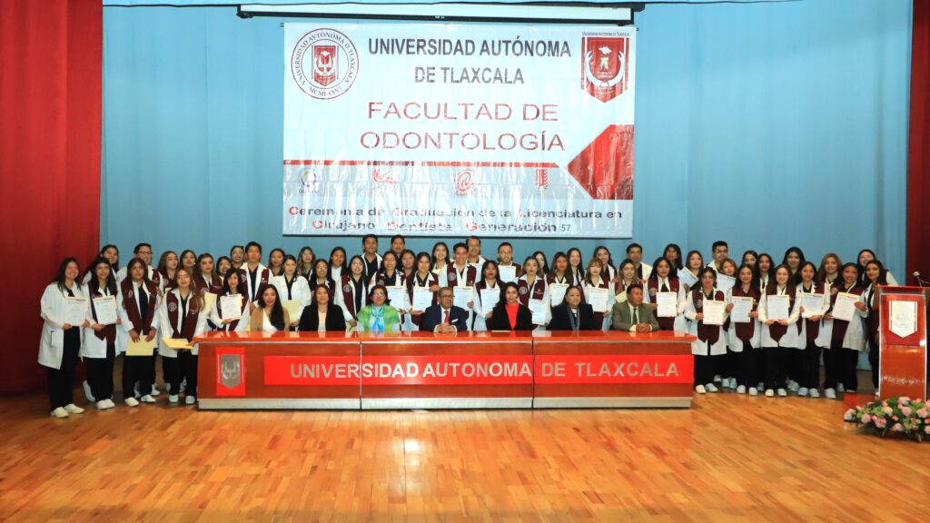 Entrega Rector de la UATx constancia de estudios a 113 egresados de Cirujano Dentista