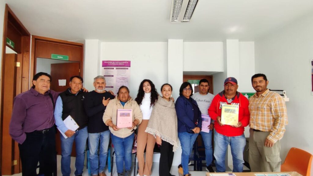 Reciben pobladores de Altamira el plan de manejo del agua que elaboraron estudiantes y docentes de la UATx y Coltlax
