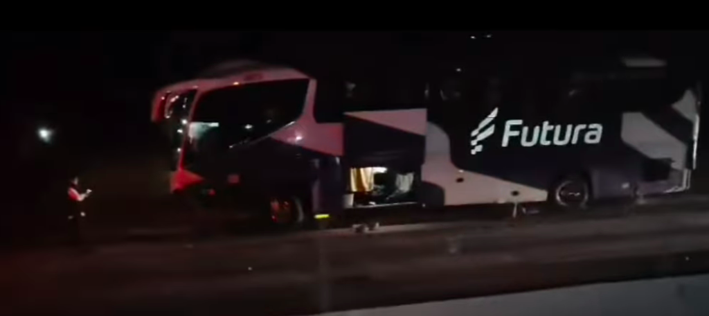 Accidente entre tráileres y autobús en Españita, deja varios heridos
