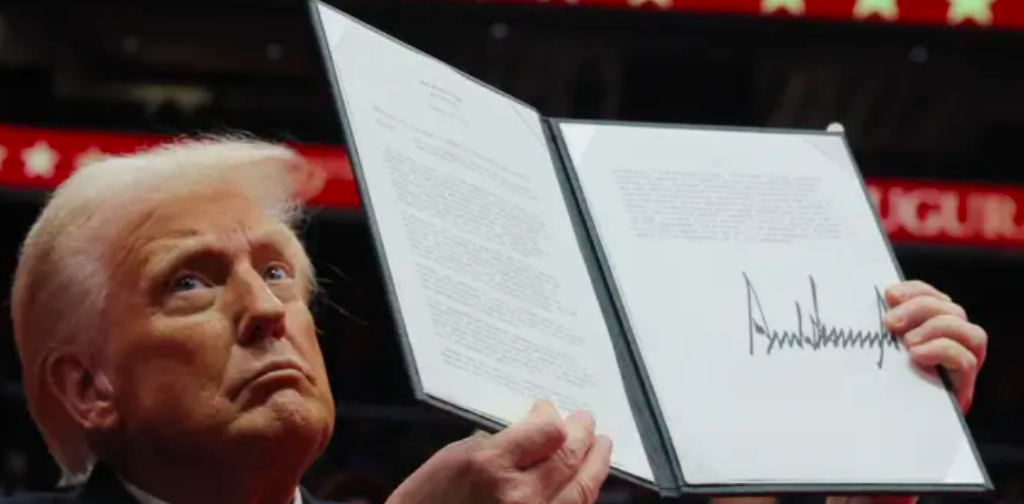 Trump emite decenas de órdenes, incluyen frontera y migración
