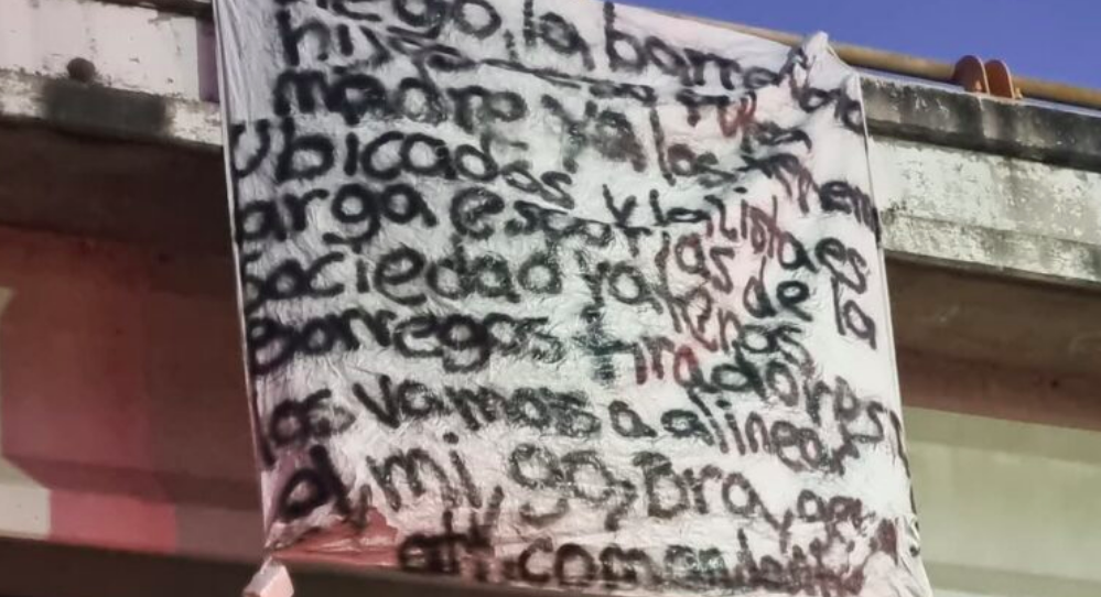 Localizan manta amenazante en Acuitlapilco: “Llego la barredora”