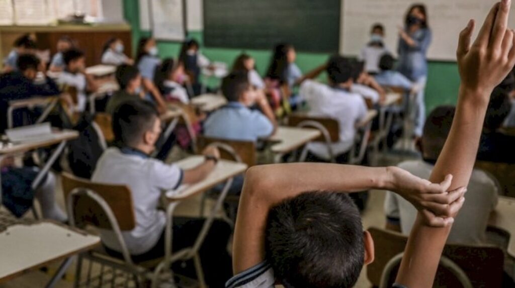 A educación pública, becas y programas, $465 mil millones