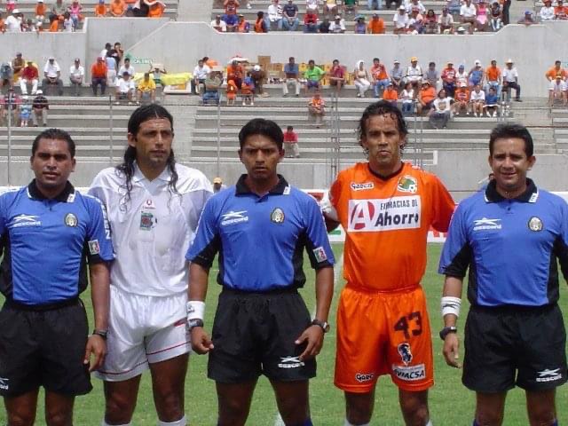 En la gráfica aparece Cristián Morales portando la playera blanca (visita) de los Guerreros de Tlaxcala; el argentino fue dirigido por Cristóbal Ortega en la primera división "a" donde es recordado como el segundo mejor goleador histórico, con 123 goles y el máximo goleador en liguilla por el título con 20 goles.