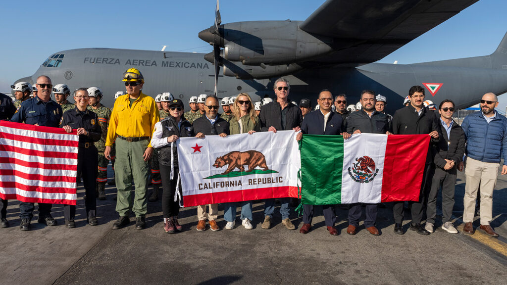 Gobernador Newsom recibe a bomberos de México para impulsar capacidad de extinción de incendios