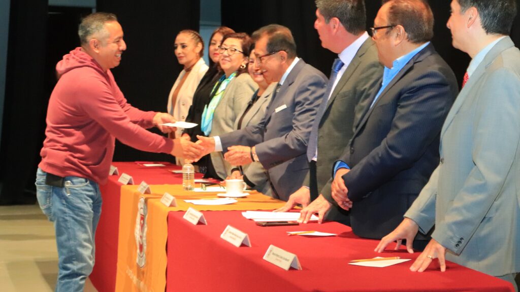 Rector de la UATx entrega bonos a trabajadores  administrativos y de servicios del STUAT y STEIESET