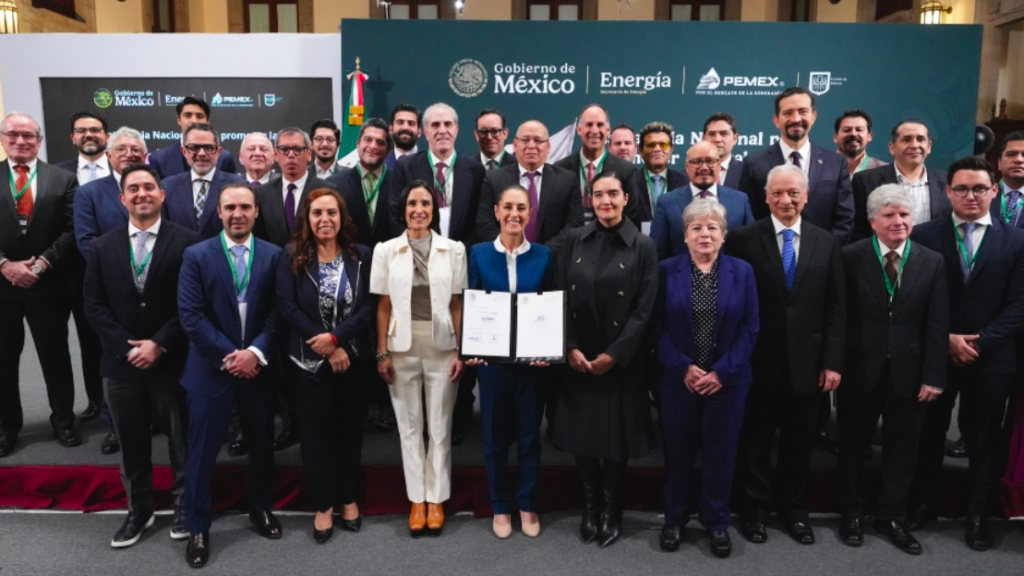 Claudia firma acuerdo con gasolineros: fijan precio máximo de combustible en 24 pesos