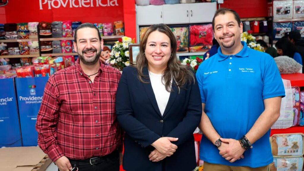 Blanca Angulo inaugura Santa Teresa, tienda textil que fomenta economía en Chiautempan