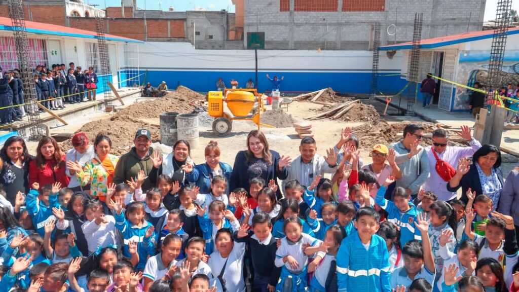 Acude Blanca Angulo a supervisar avance de techumbres en escuelas de Chiautempan
