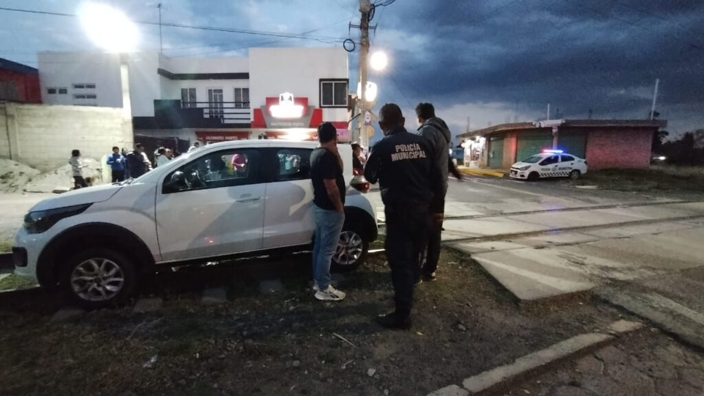 Conductor alcoholizado es detenido en flagrancia, al quedar inmóvil en las vías del tren en Xiloxoxtla