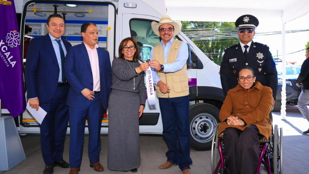 ENTREGA GOBERNADORA LORENA CUÉLLAR AMBULANCIA A YAUHQUEMEHCAN
