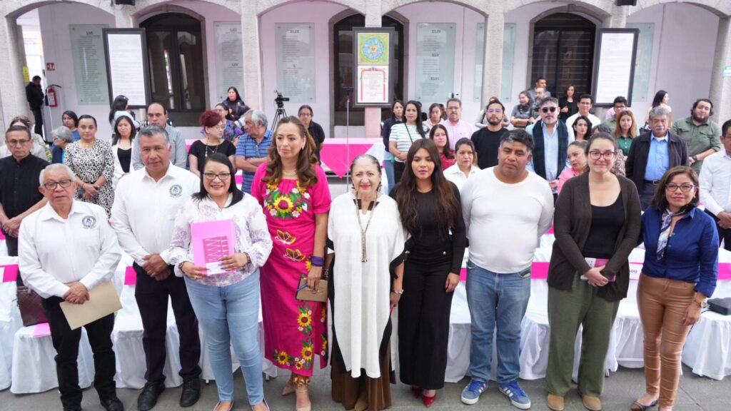 Recibe diputada Laura Flores Iniciativa Popular para inscribir con letras doradas el nombre de Tecuelhuetzin Xicohténcatl