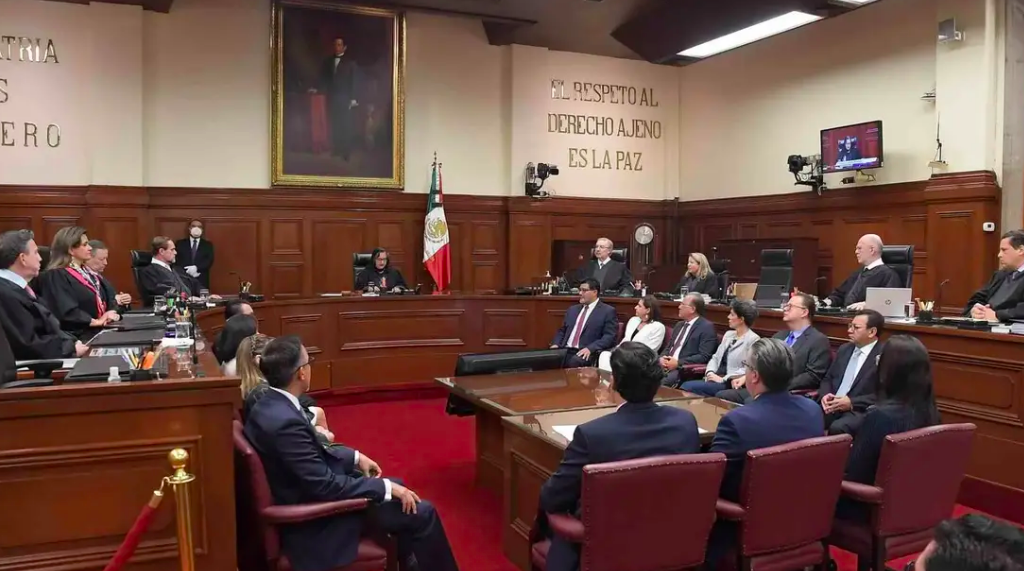 Chocan en la Corte ministros por el control de las finanzas