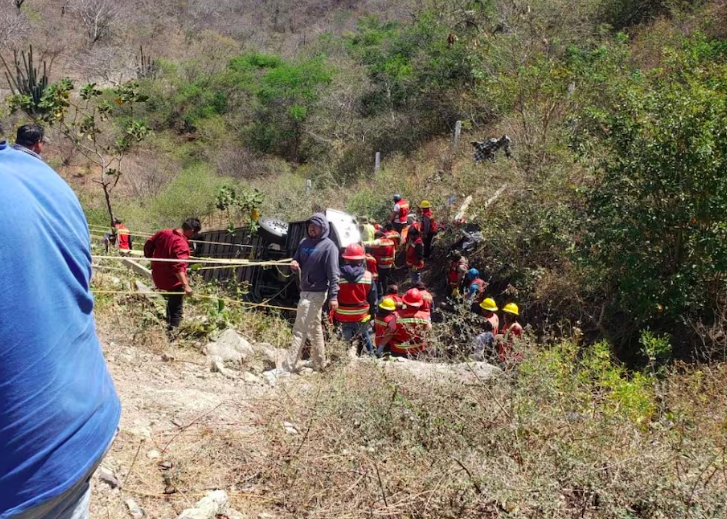 Sube a 18 la cifra de fallecidos en volcadura de autobús en Oaxaca; tras evento en el Zócalo