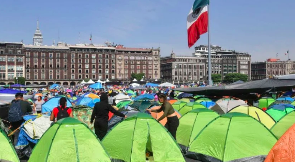 Maestros de la CNTE instalan plantón en el Zócalo por cambios a Ley del ISSSTE