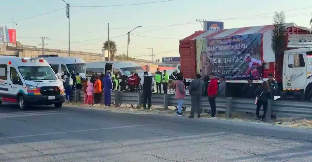 Peregrinos de Tlaxcala se accidentan en Periférico Ecológico; hubo un lesionado