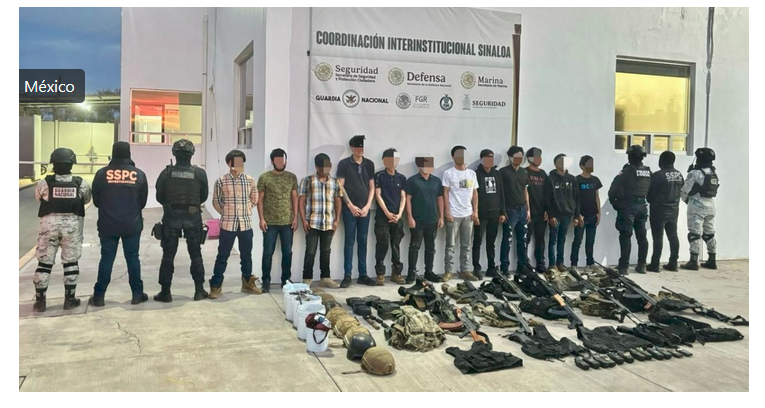Fuerzas federales detienen a 12 personas con armamento y vehículos en Culiacán