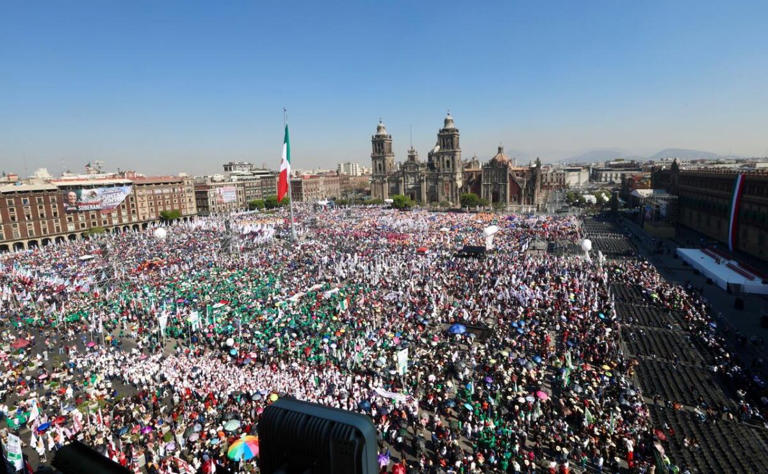 Más de 350 mil personas asisten a la asamblea de Sheinbaum en el Zócalo; evento transcurre sin incidentes, reporta el gobierno de la CDMX