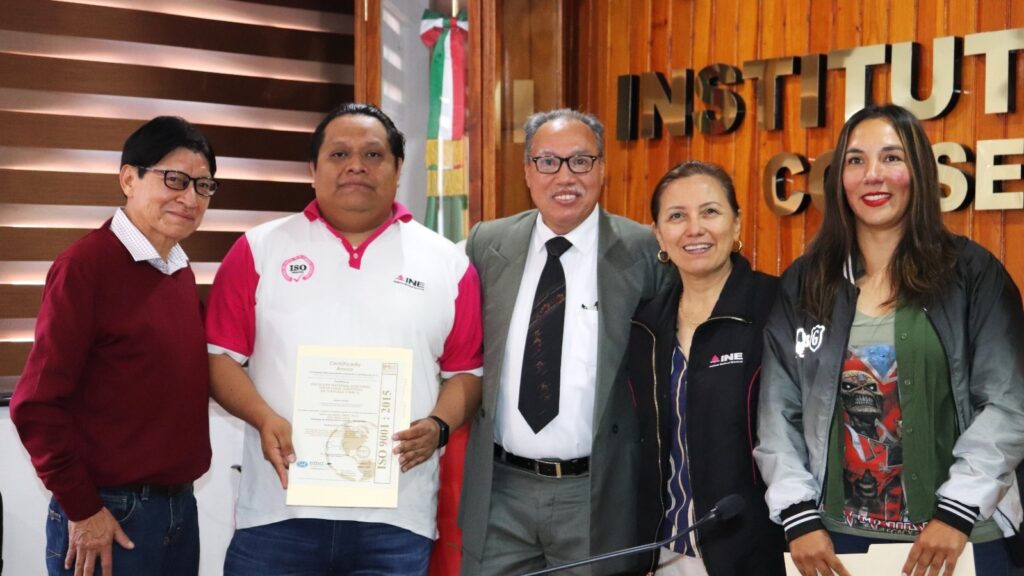 RECIBE PERSONAL DE MÓDULOS DE ATENCIÓN CIUDADANA DEL INE  TLAXCALA, CERTIFICADOS DE CALIDAD