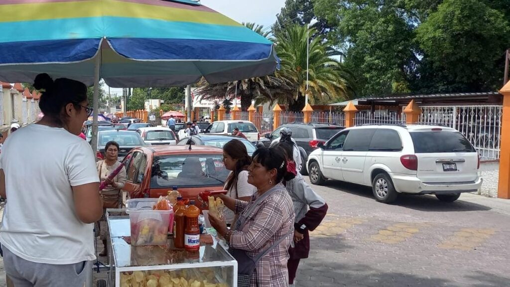 La prohibición de comida chatarra en las escuelas; es bien aceptada por padres de familia